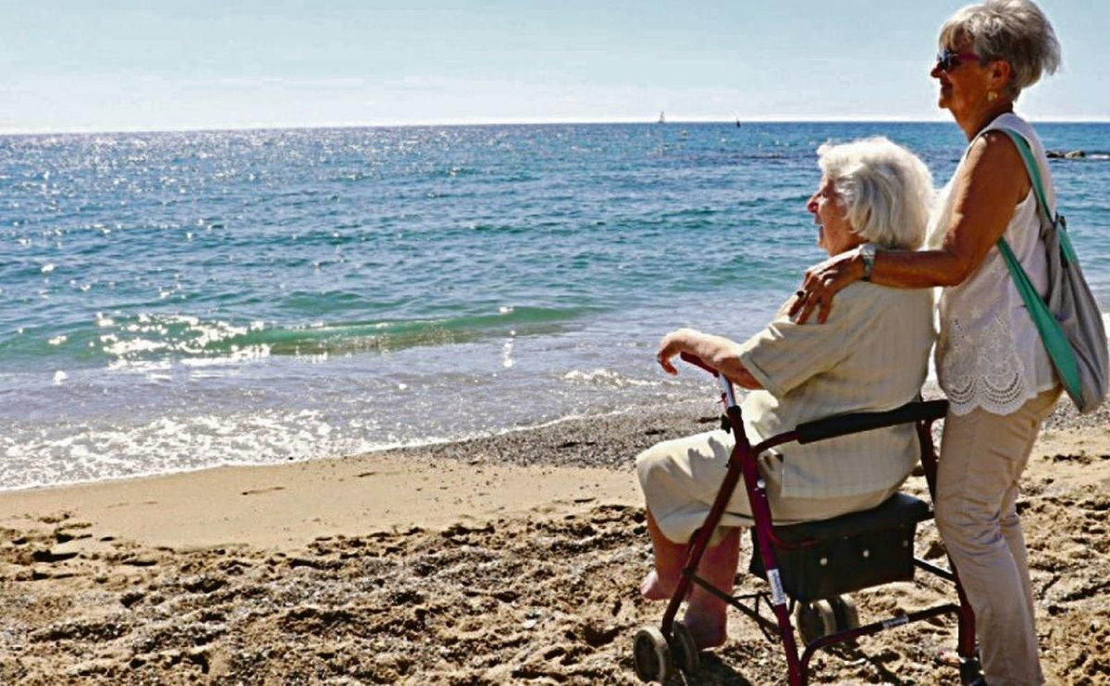 Dos personas mayores disfrutan de una jornada en la playa.