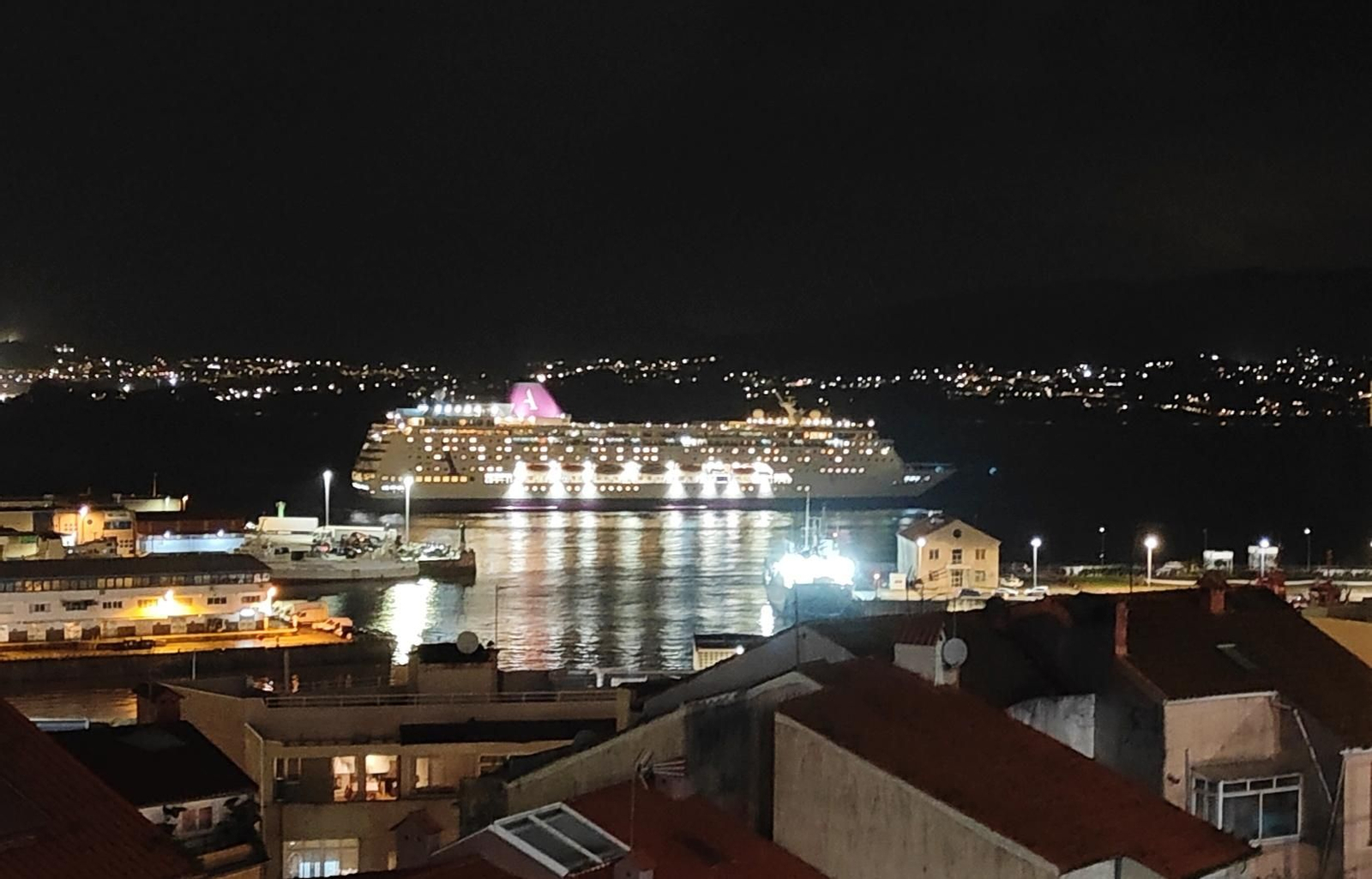 Llegada del crucero Ambition al puerto de Vigo. // Jorge Santomé