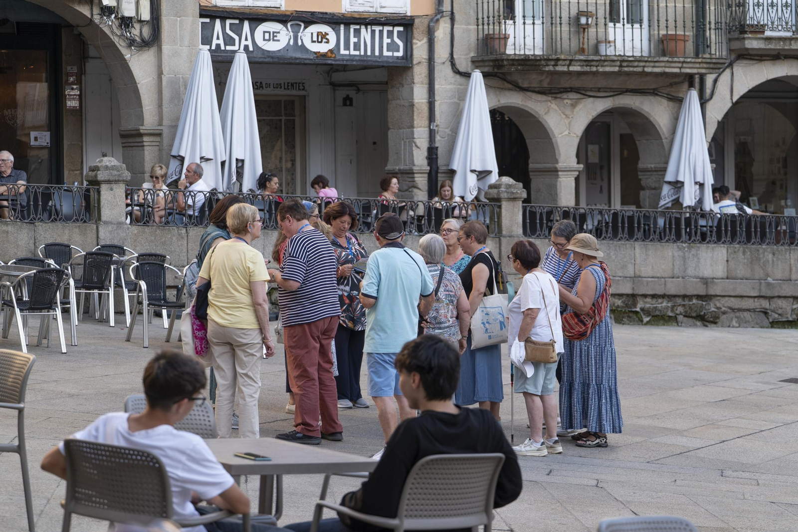 Un grupo de turistas ayer en la Plaza Mayor de Ourense.