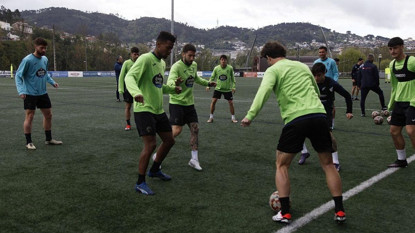 Los jugadores del Ourense CF, ejercitándose ayer por la mañana en el campo de Oira.