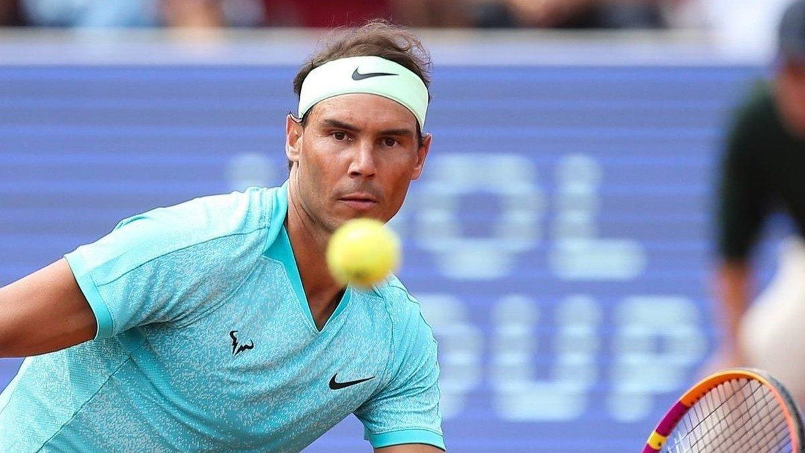 El tenista español Rafael Nadal se prepara para golpear la bola durante un encuentro