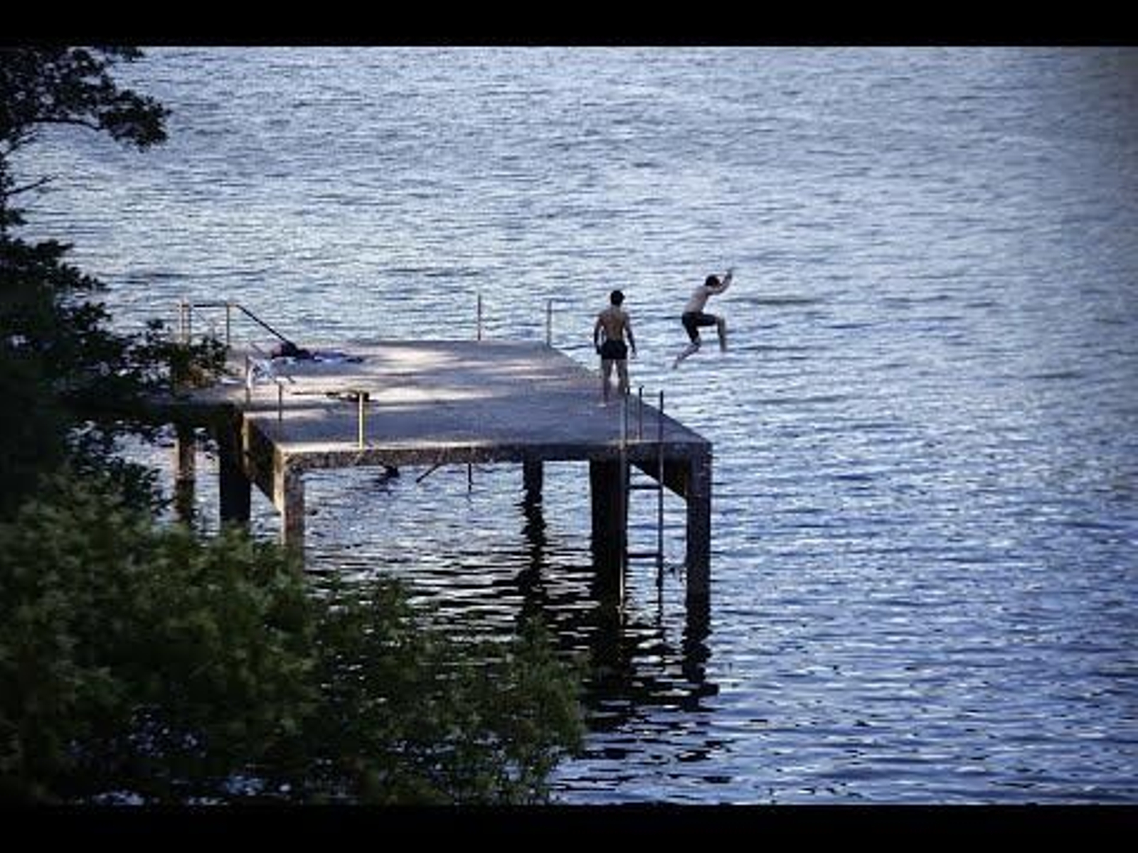 Los habituales de la presa de Velle siguen yendo a bañarse