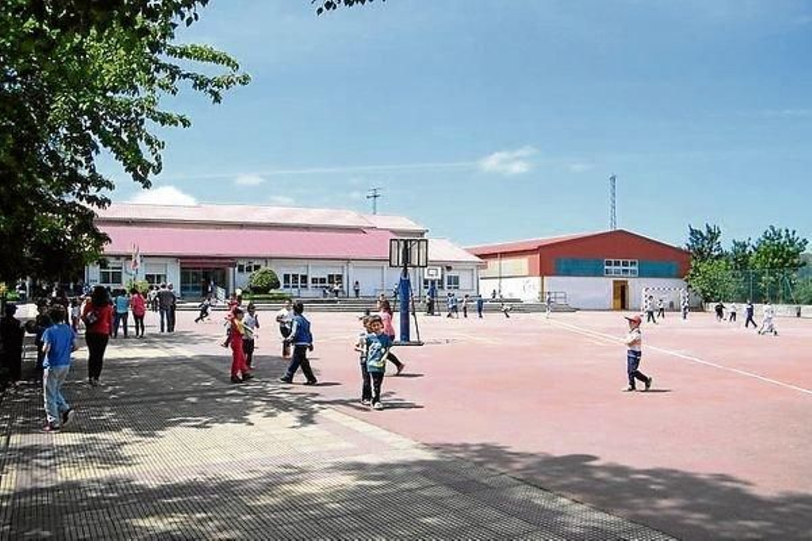 Alumnos en el patio central del centro educativo celanovés.