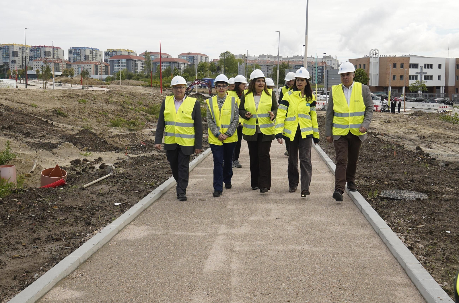 La conselleira de Vivenda, ayer en Navia, donde se inició la construcción de otro edificio