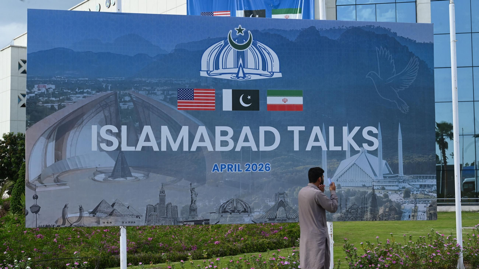 Mural sobre las conversaciones entre Irán y EEUU en Islamabad (Pakistán).