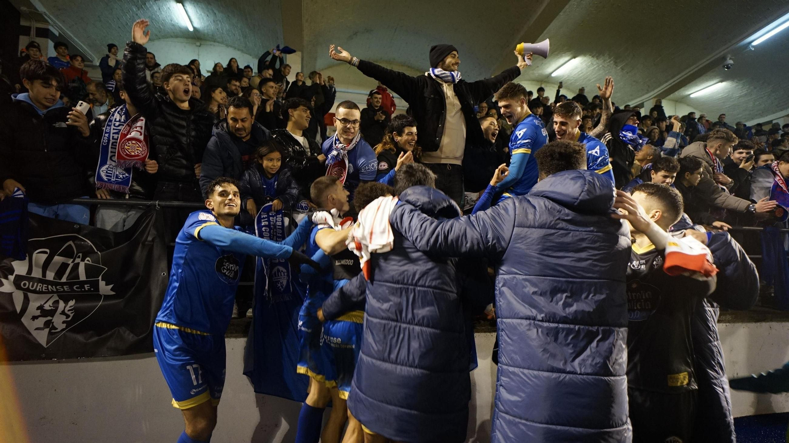 Los jugadores del Ourense CF celebran la victoria ante el Girona en O Couto.