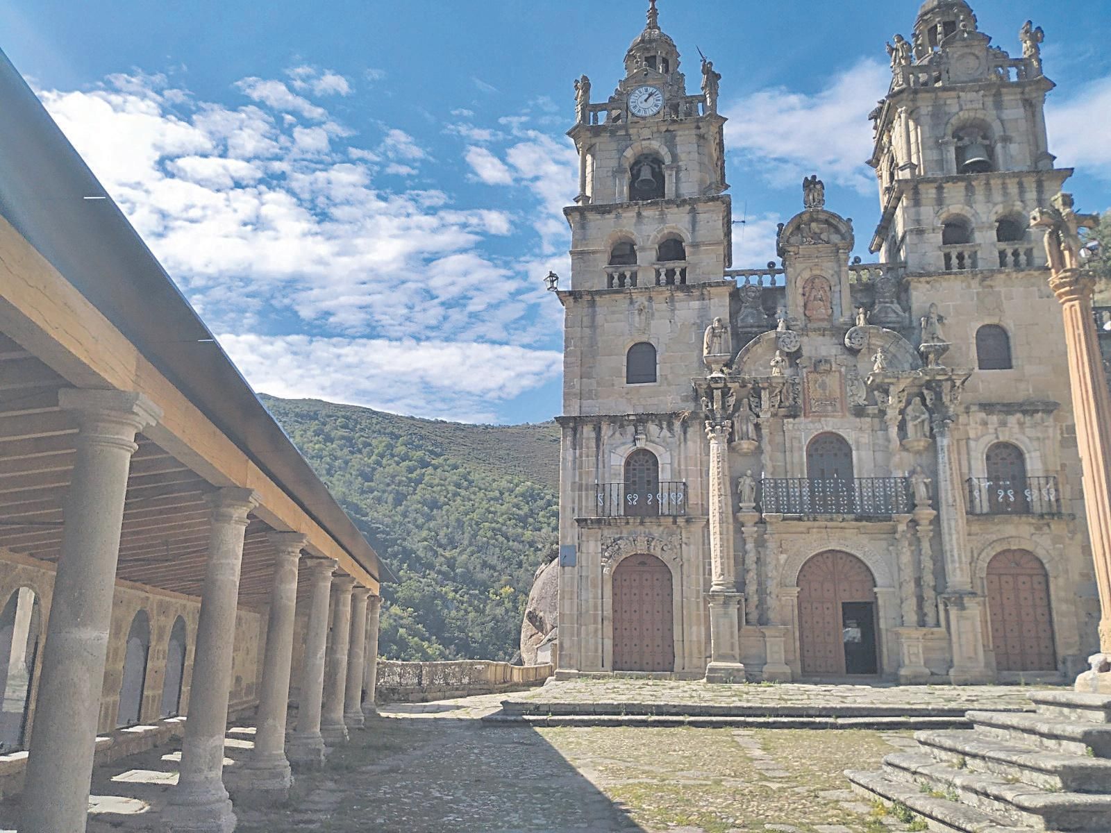 Fachada del santuario de As Ermidas, en O Bolo. (J.C.)