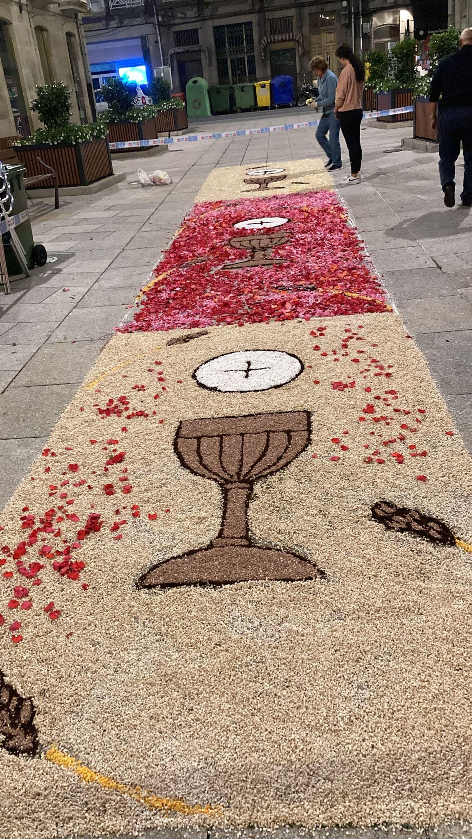 Cálices dibujados en una alfombra del Corpus Christi en Xinzo da Limia.