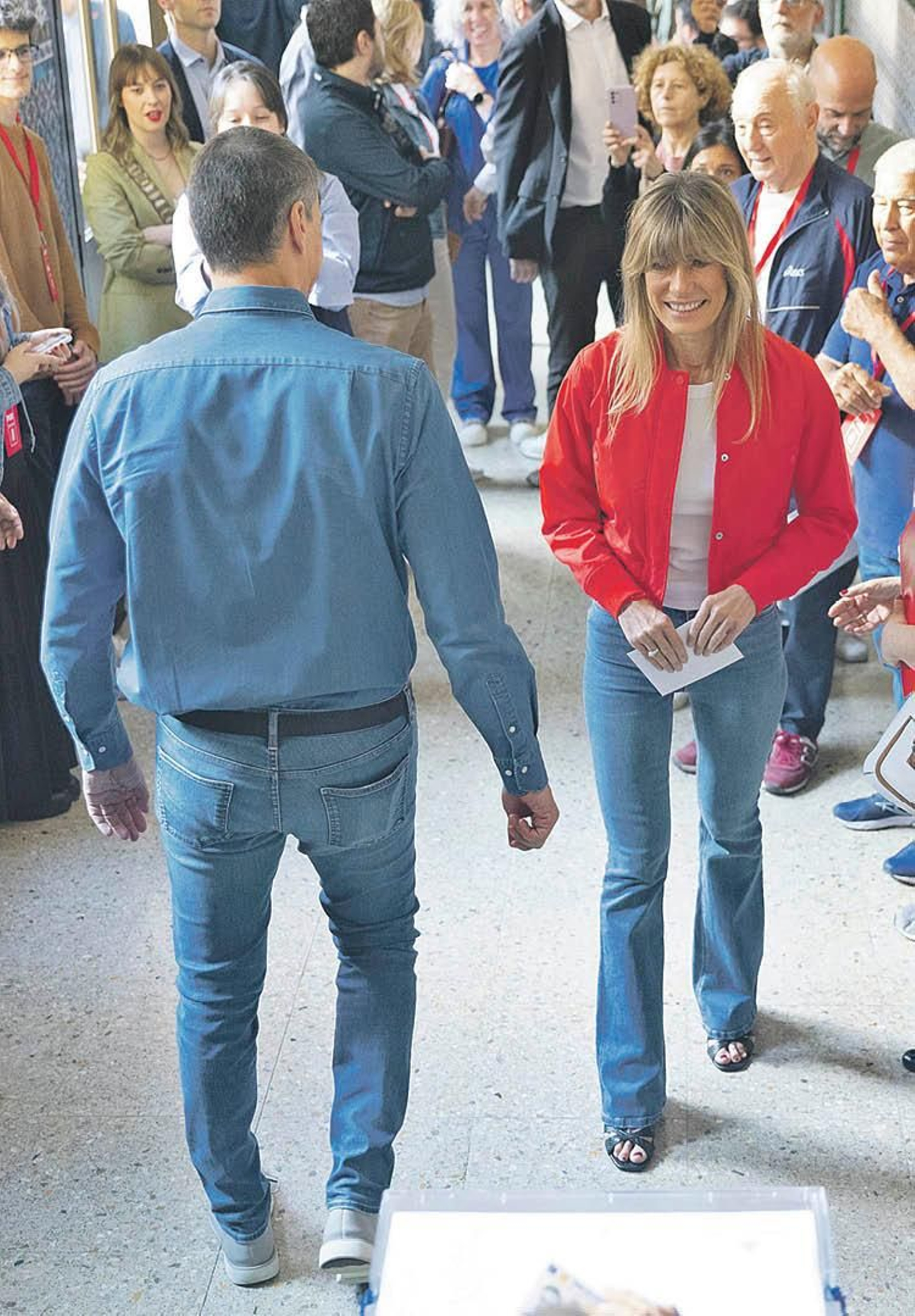 Pedro Sánchez y Begoña Gómez votando en las elecciones europeas de ayer.