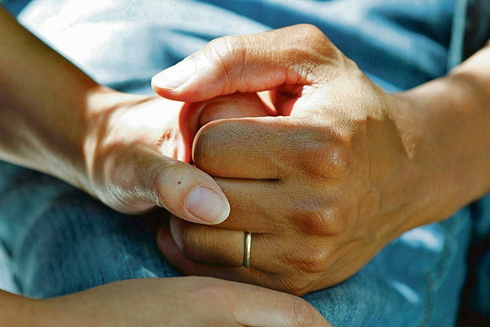 Dos personas se dan la mano en el hospital.