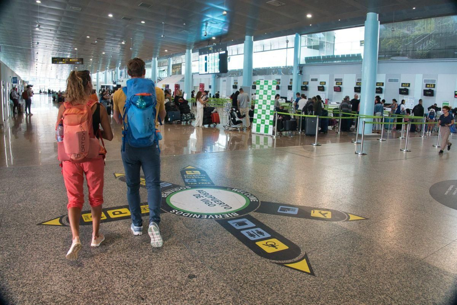 El edificio de la terminal de Peinador, con capacidad para dos millones de viajeros, con el turismo al frente.