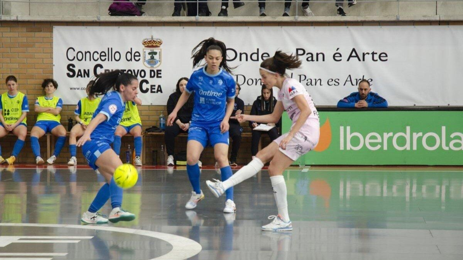 Rafa observa la trayectoria de la pelota ante el Futsi.