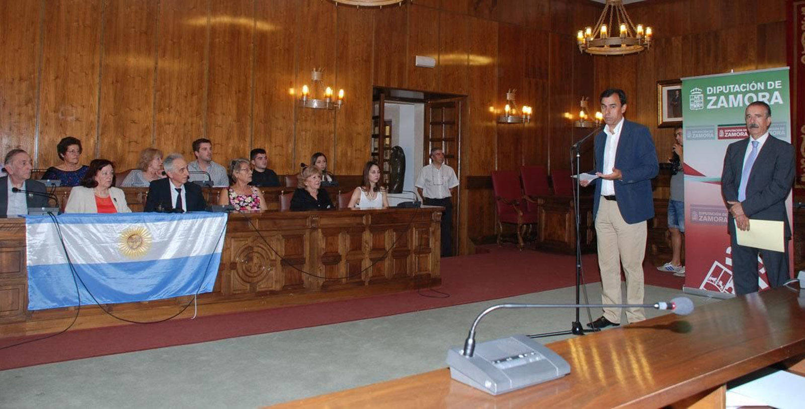 El presidente de la Diputación y el diputado de Cultura fueron los encargados de recibir a los argentinos y cubanos con orígenes zamoranos.