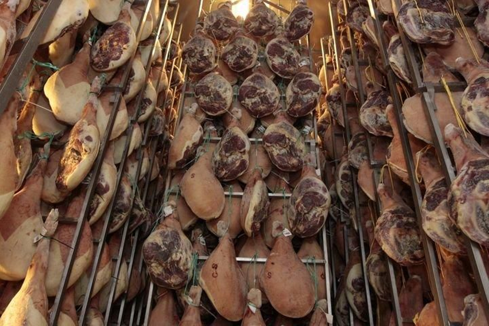 Imagen de archivo de una planta de elaboración y procesado de jamones de Coren.