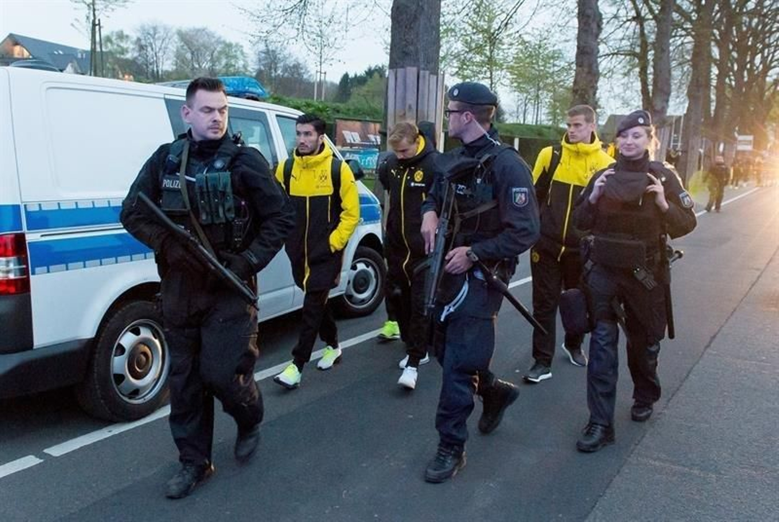 Así quedó el bus del Dortmund tras la explosión 7