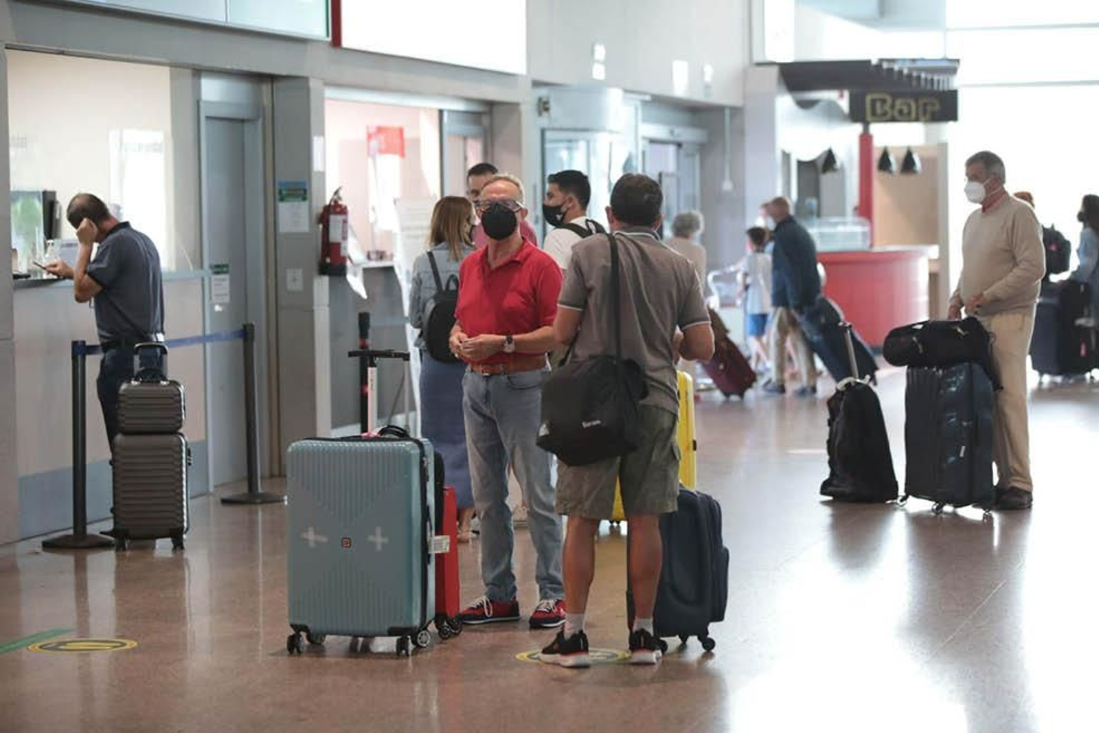 Pasajeros en Peinador.