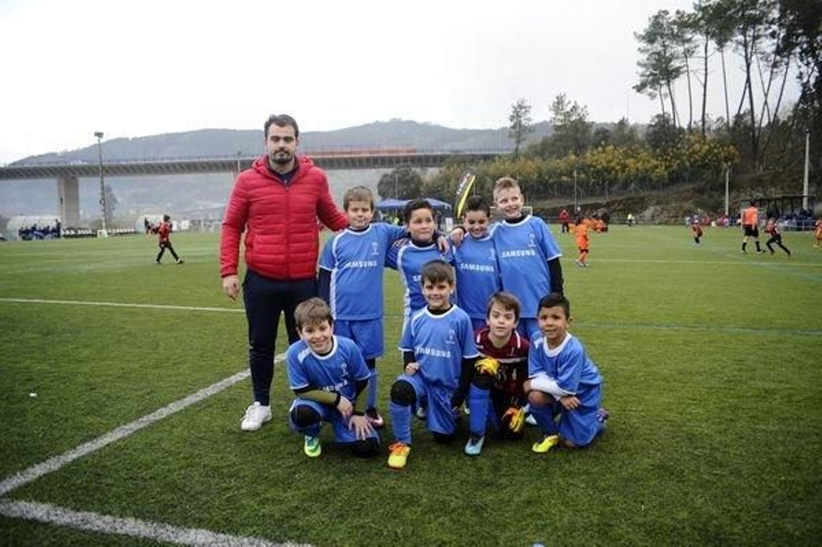 Jugadores y entrenador del SDC Arrabaldo.