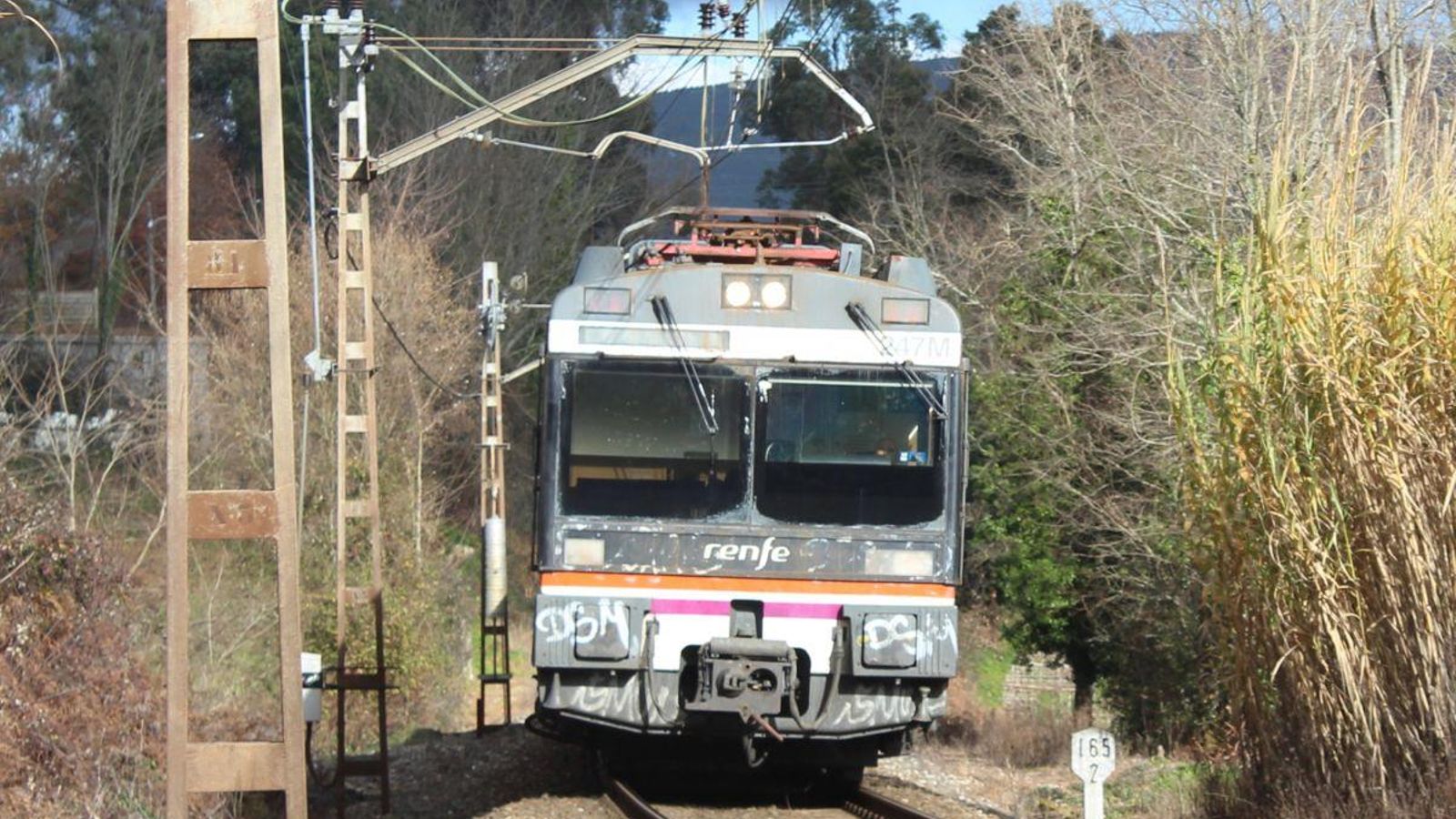 Solo un viejo tren para en las estaciones de la línea del Miño