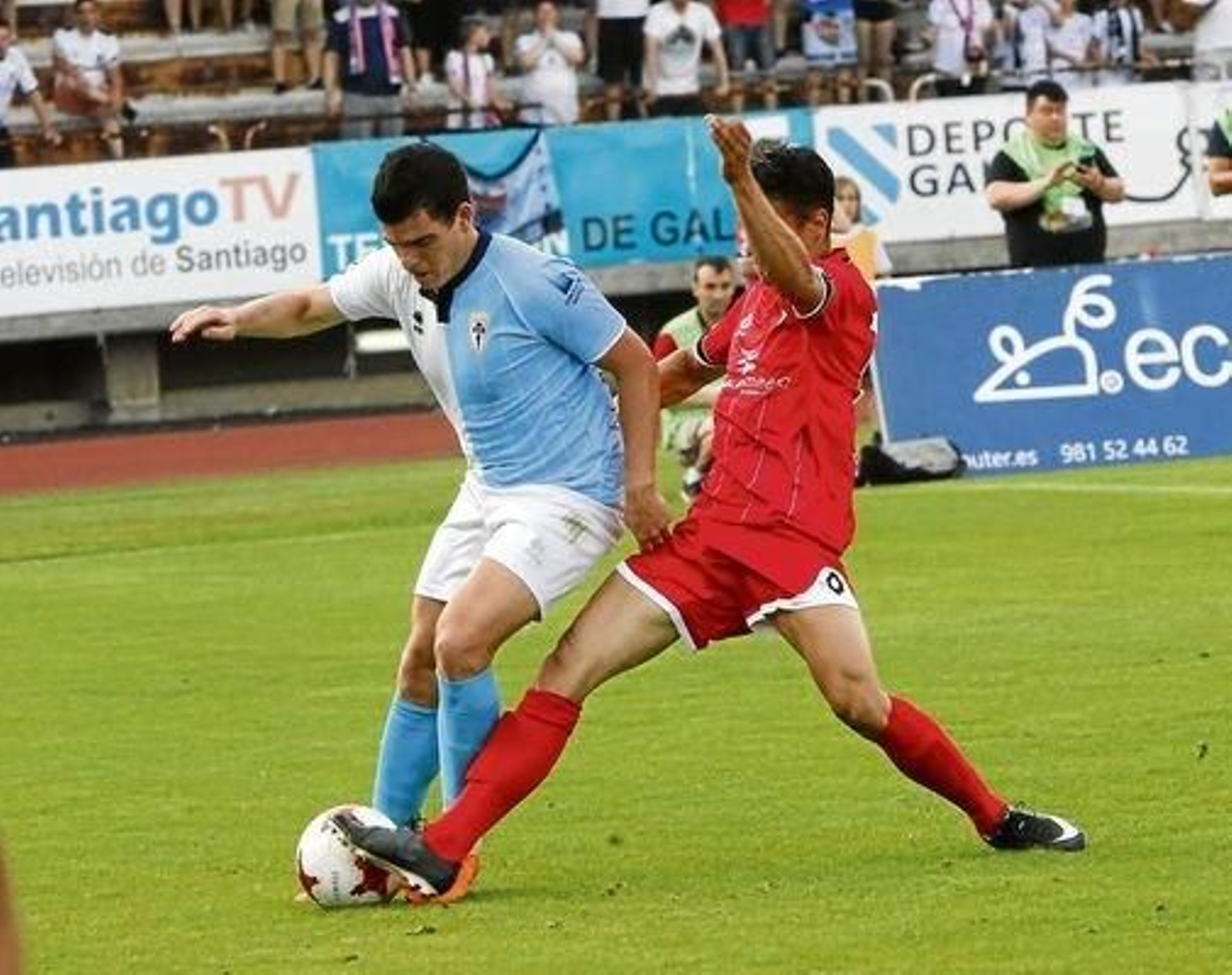 Tomás Abelleira (i) protege el balón ante un jugador del Salmantino.
