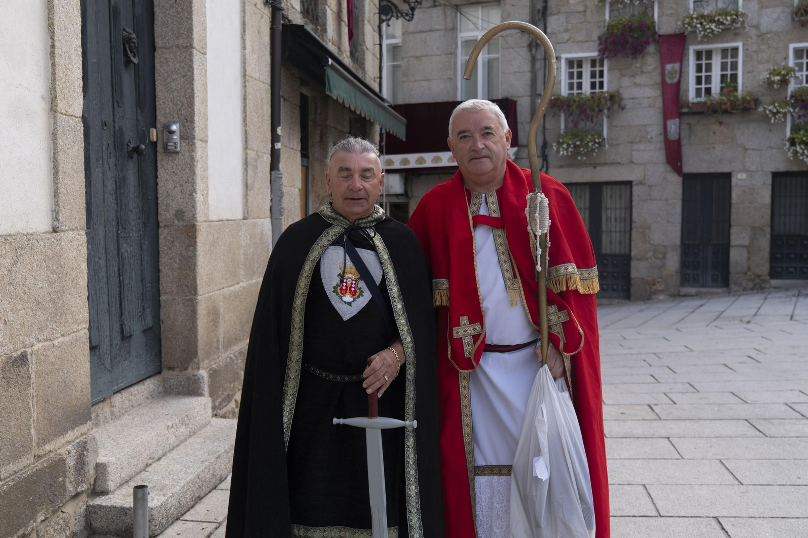 Galería | Reyes, clero, doncellas y caballeros desfilan por las calles de Ribadavia en la Festa da Istoria