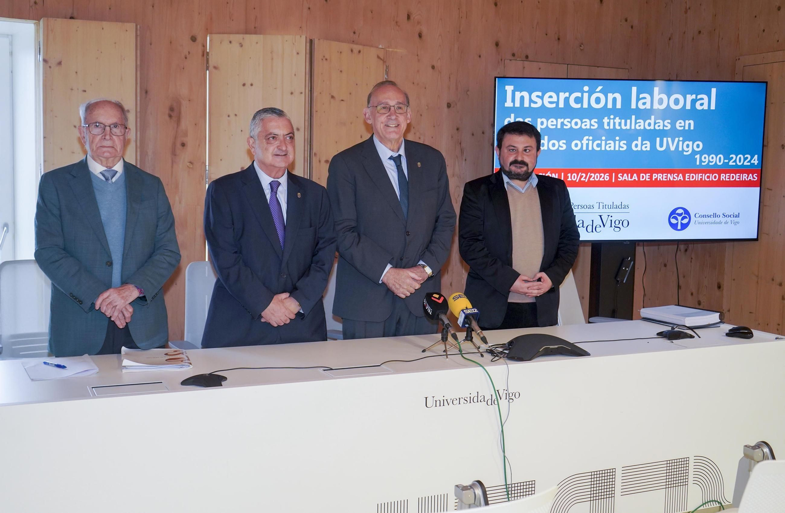 El catedrático Luis Espada, el presidente del Consello Social, Ernesto Pedrosa, el rector, Manuel Reigosa y el analista de datos Víctor Martínez Cacharrón.