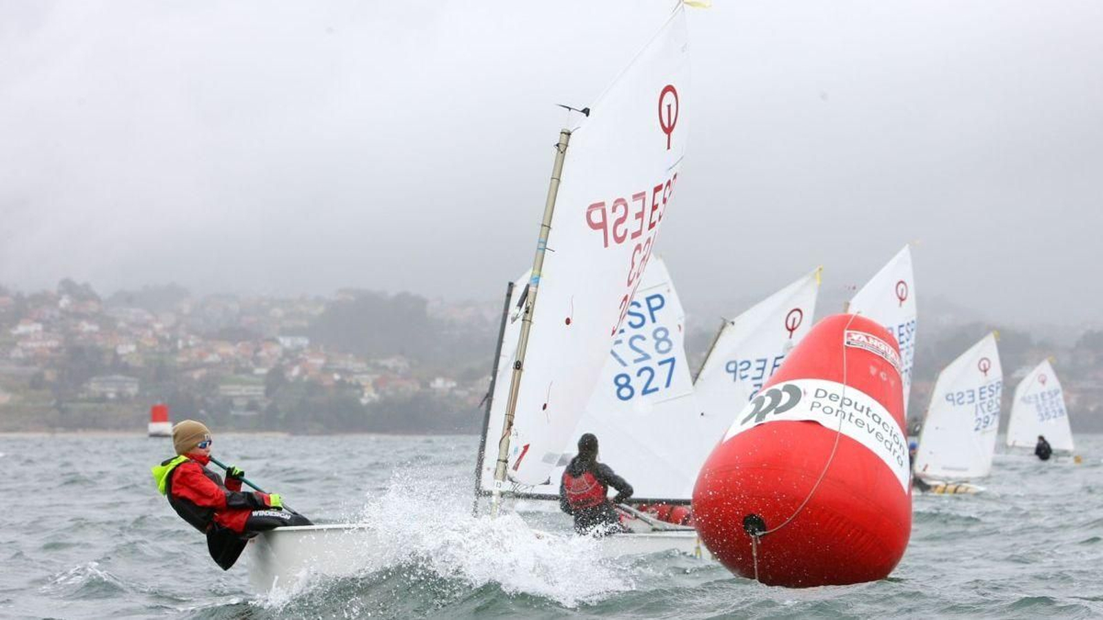 Las condiciones del mar y el viento fueron propicias ayer para una intensa actividad velística en Vigo.