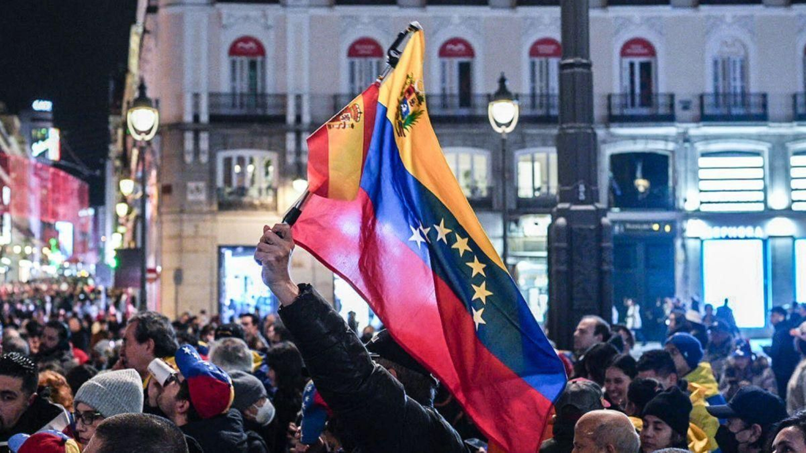 Decenas de venezolanos, en una concentración en Madrid.