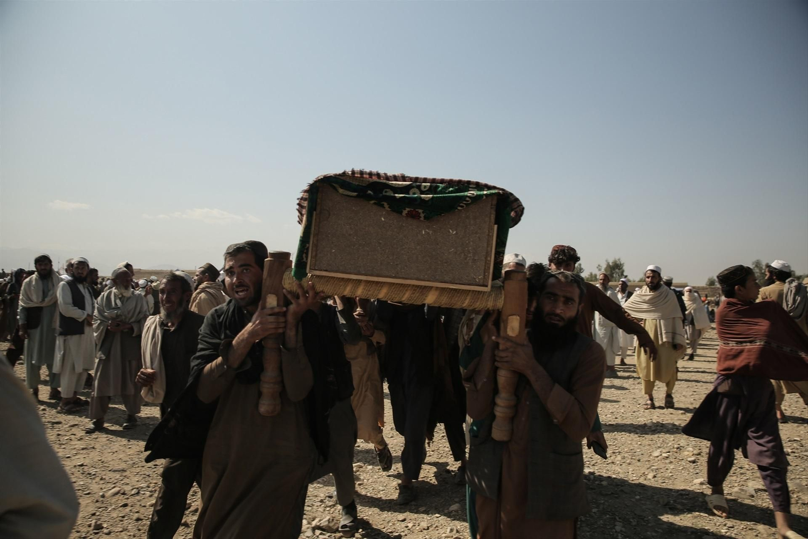 Entierro de una persona fallecida en la localidad afgana de Ghani Khel