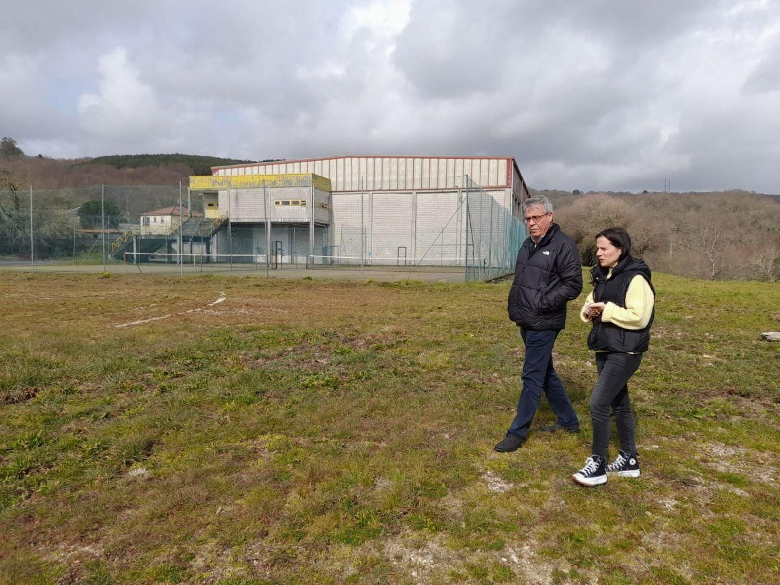 Manuel Rodríguez y Sandra Quintas durante la visita a la parcela cedida junto al pabellón.