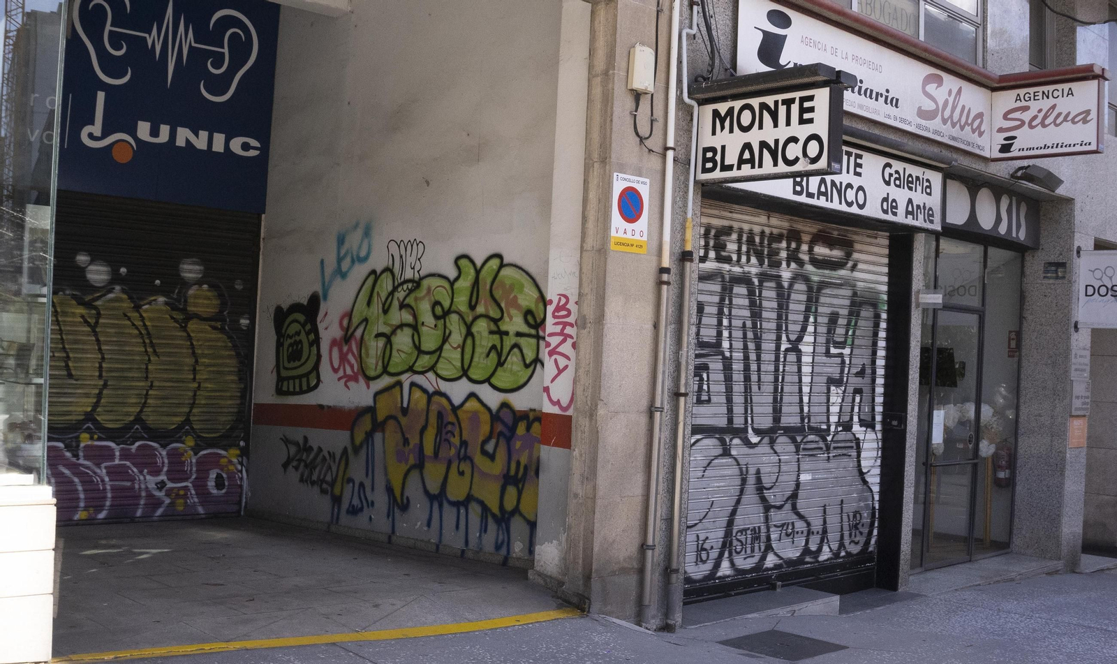 Galería | Vigo, lleno de pintadas que 'ensucian' el centro