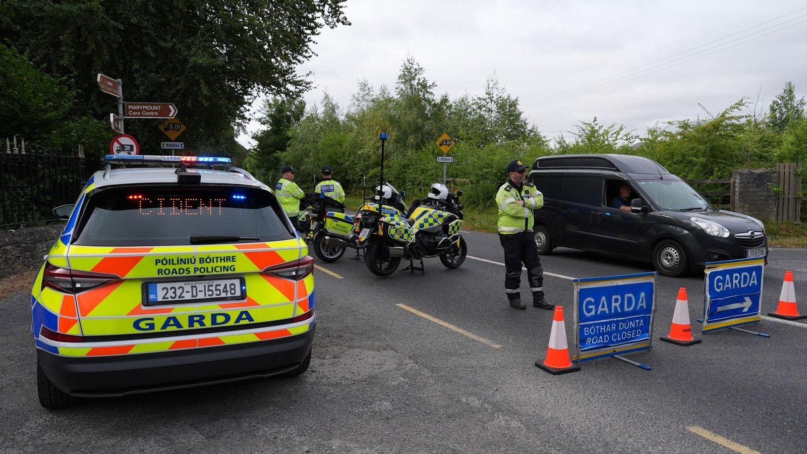 Los servicios de emergencia en el lugar del accidente de moto donde murió Glen Hansard.