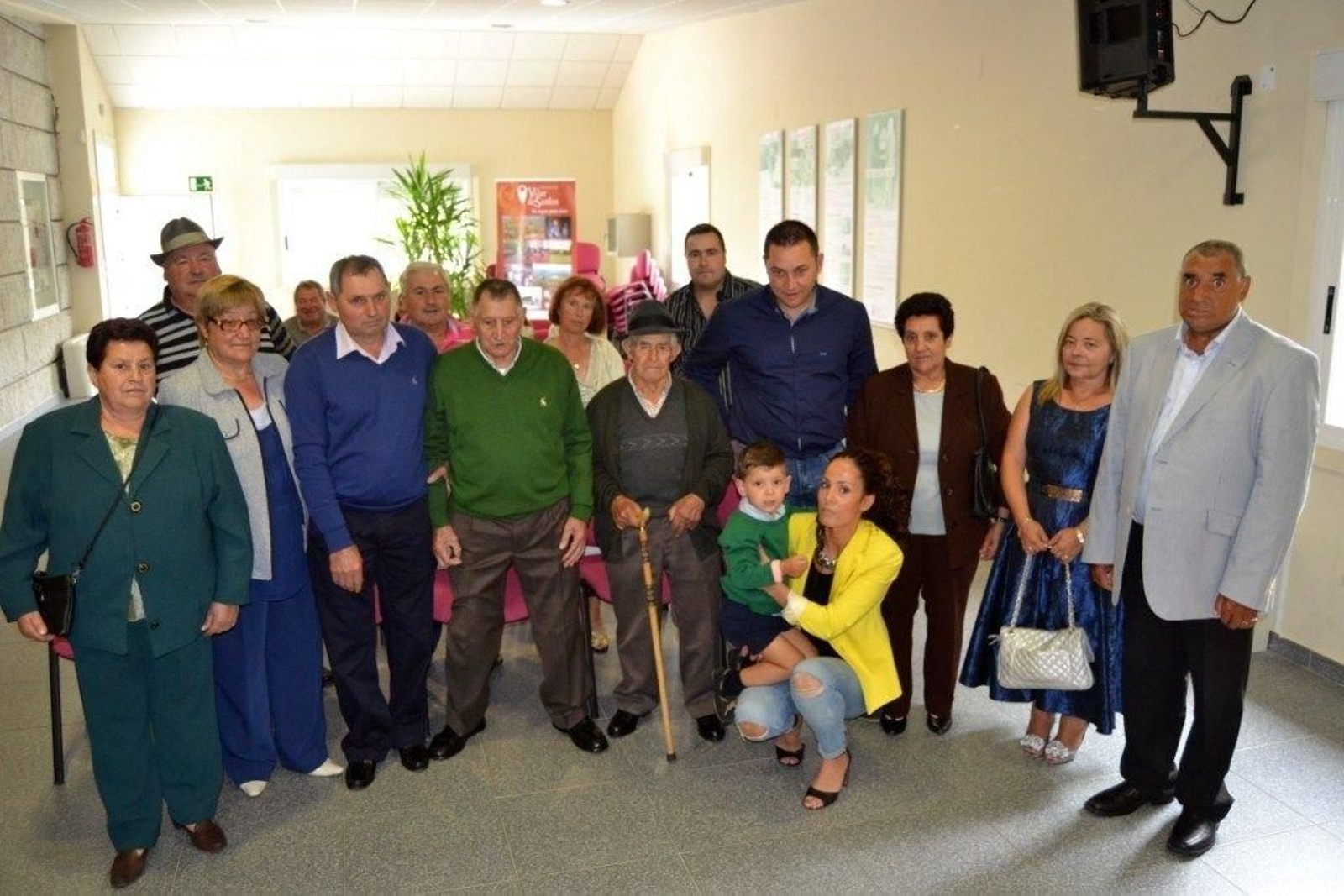 Antonio Nogueiras y Manuel Miguez (centro) posan con su familia