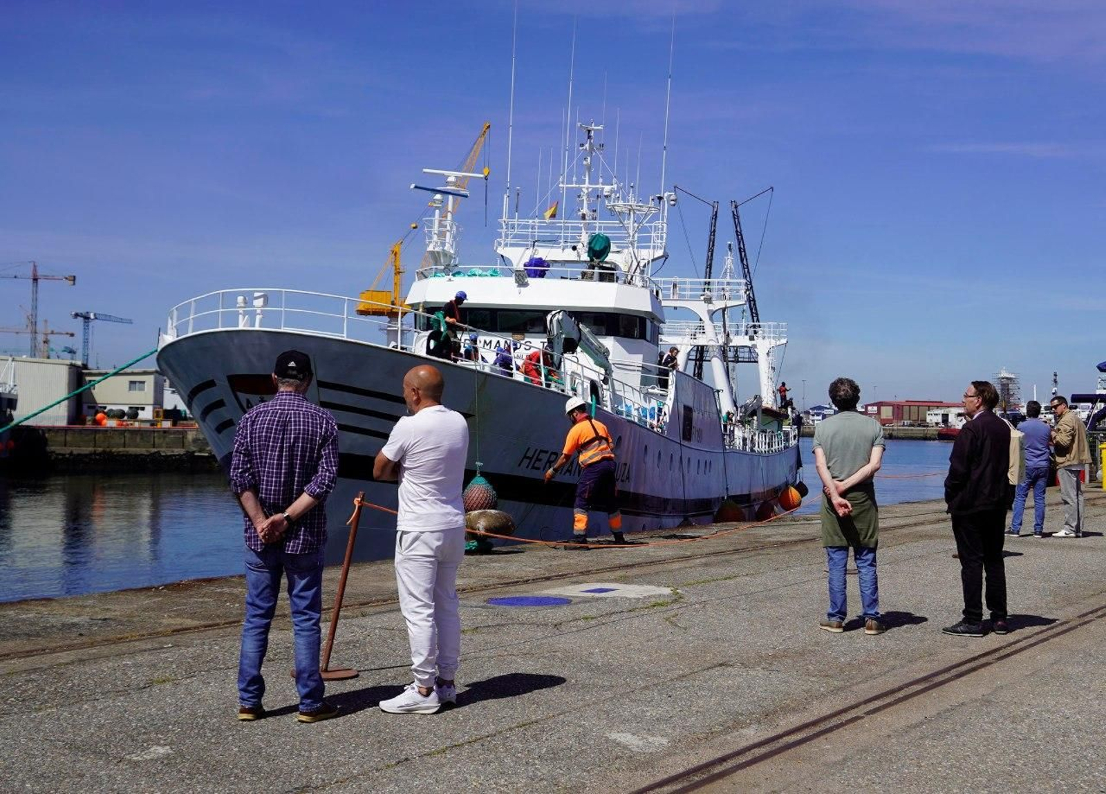 El congelador "Hermanos Touza", llegando a los muelles de Beiramar.