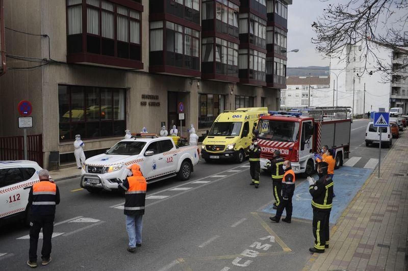 Bomberos, Protección Civil y personal de la residencia San Carlos, durante el acto de homenaje celebrado ayer a la noche en Celanova (MARTIÑO PINAL).
