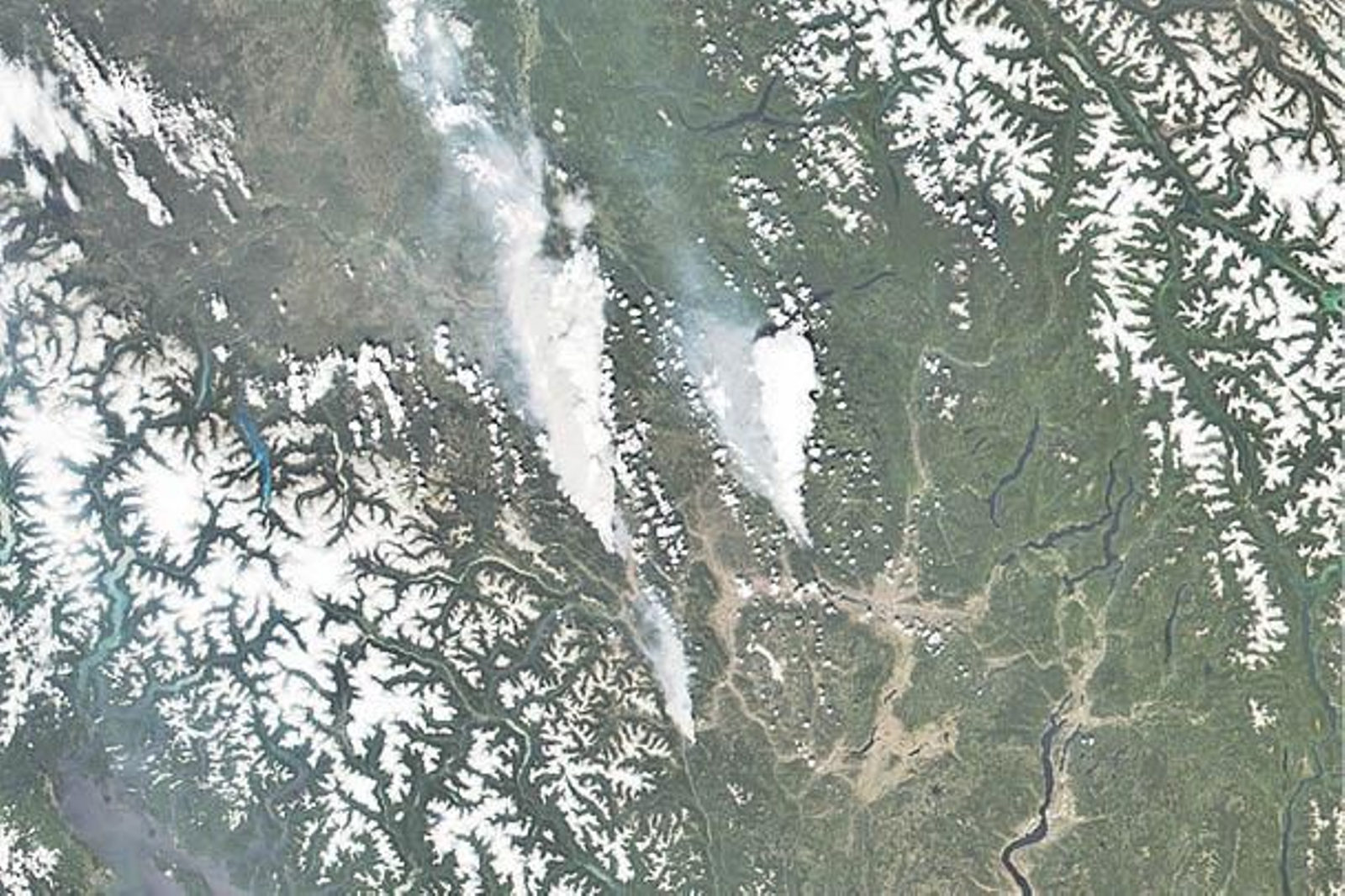 Vista satelital de Lytton, Canadá, destruido por un incendio.