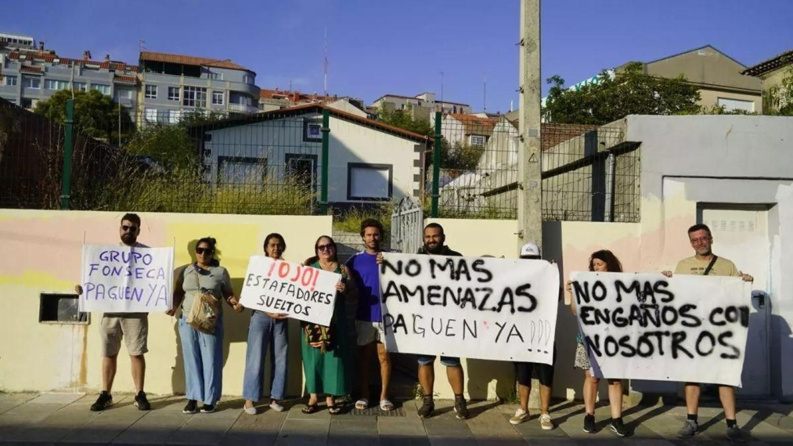 Una de las concentraciones en agosto de 2025 de los afectados por esta pareja delante de la casa que alquilaron.