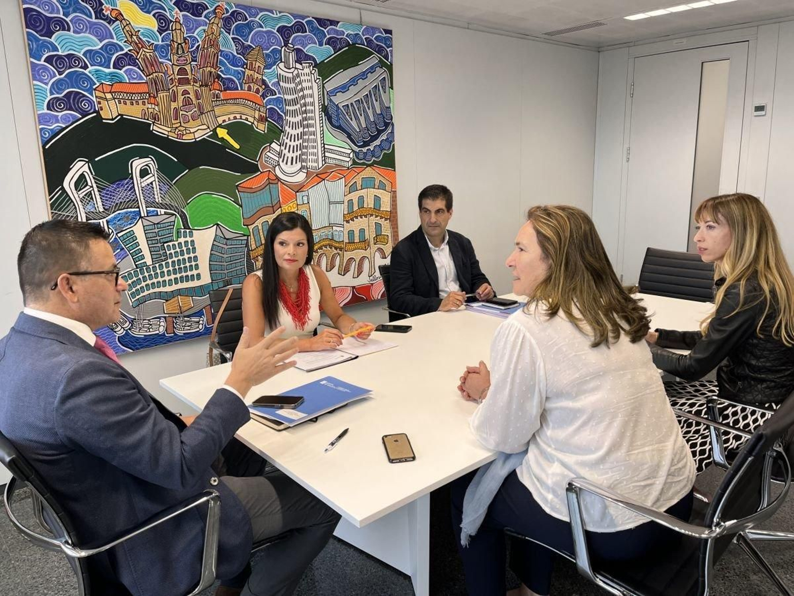 José González y Nidia Arévalo, durante la reunión de trabajo celebrada ayer en Vigo para acercar posturas.