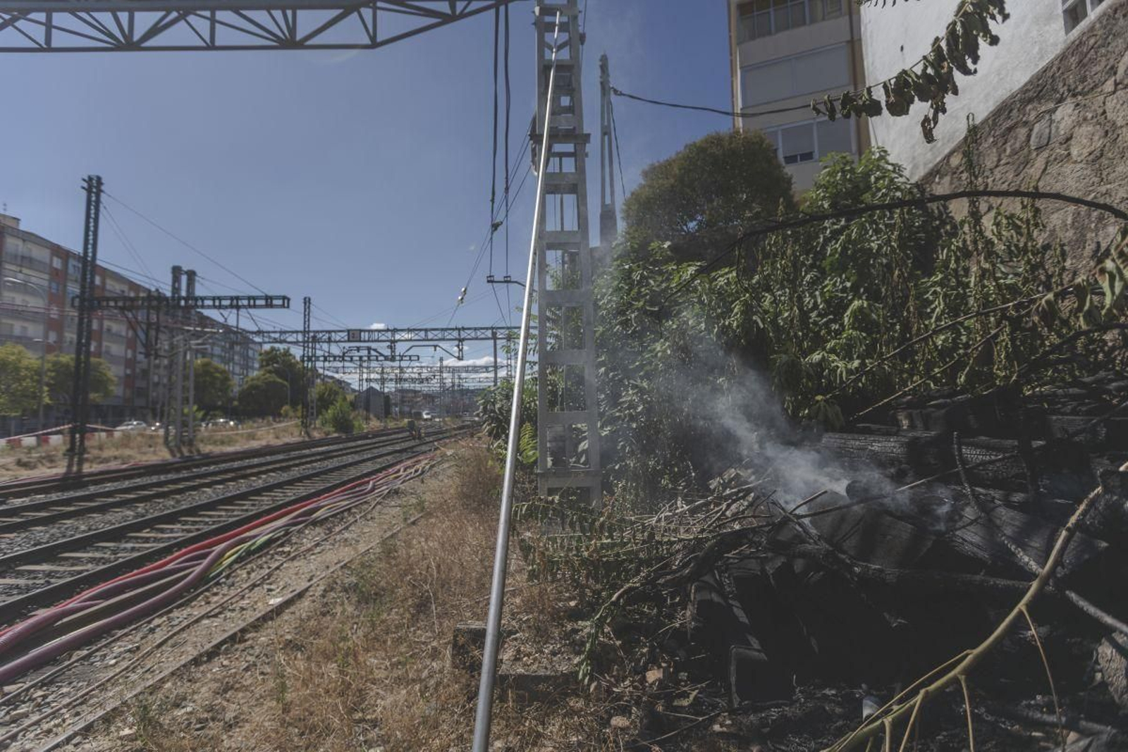 Maleza y fuego incluso en la propia estación de Ourense.