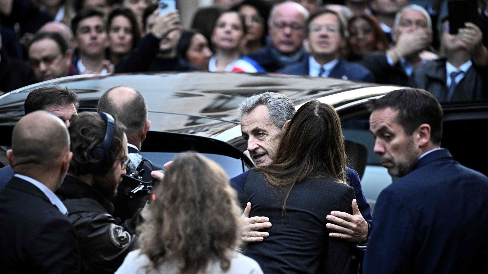 Nicolas Sarkozy abandona su residencia y se despide de su esposa, Carla Bruni, entre gran expectación.
