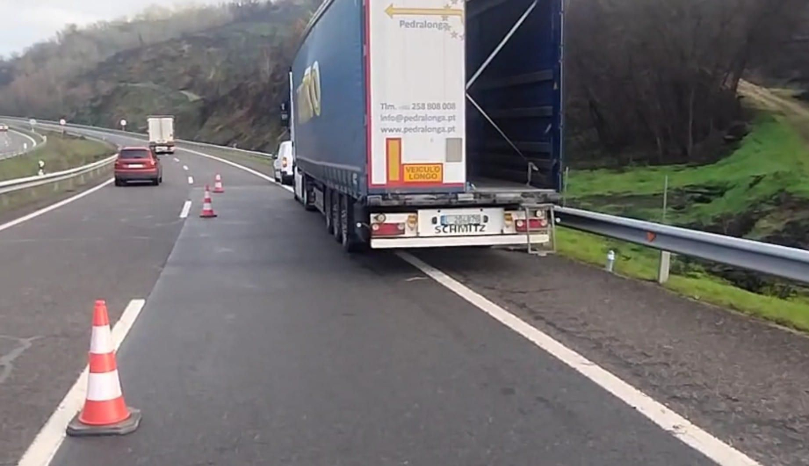 Camión articulado implicado en el incidente de la A-52 en Ourense.