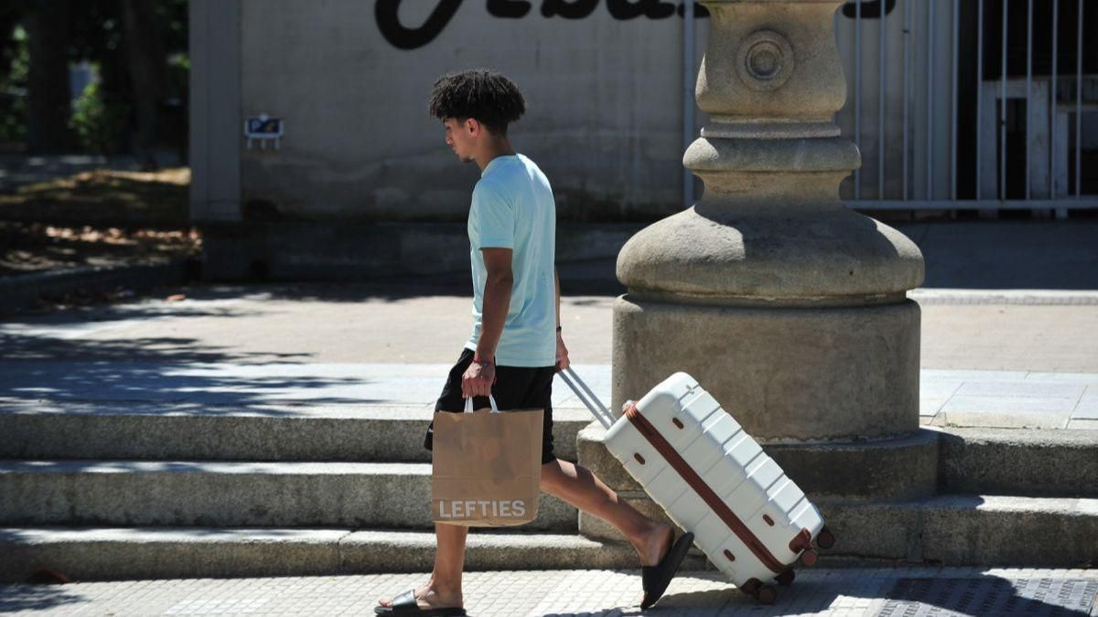 Un joven desafía el calor, este sábado.