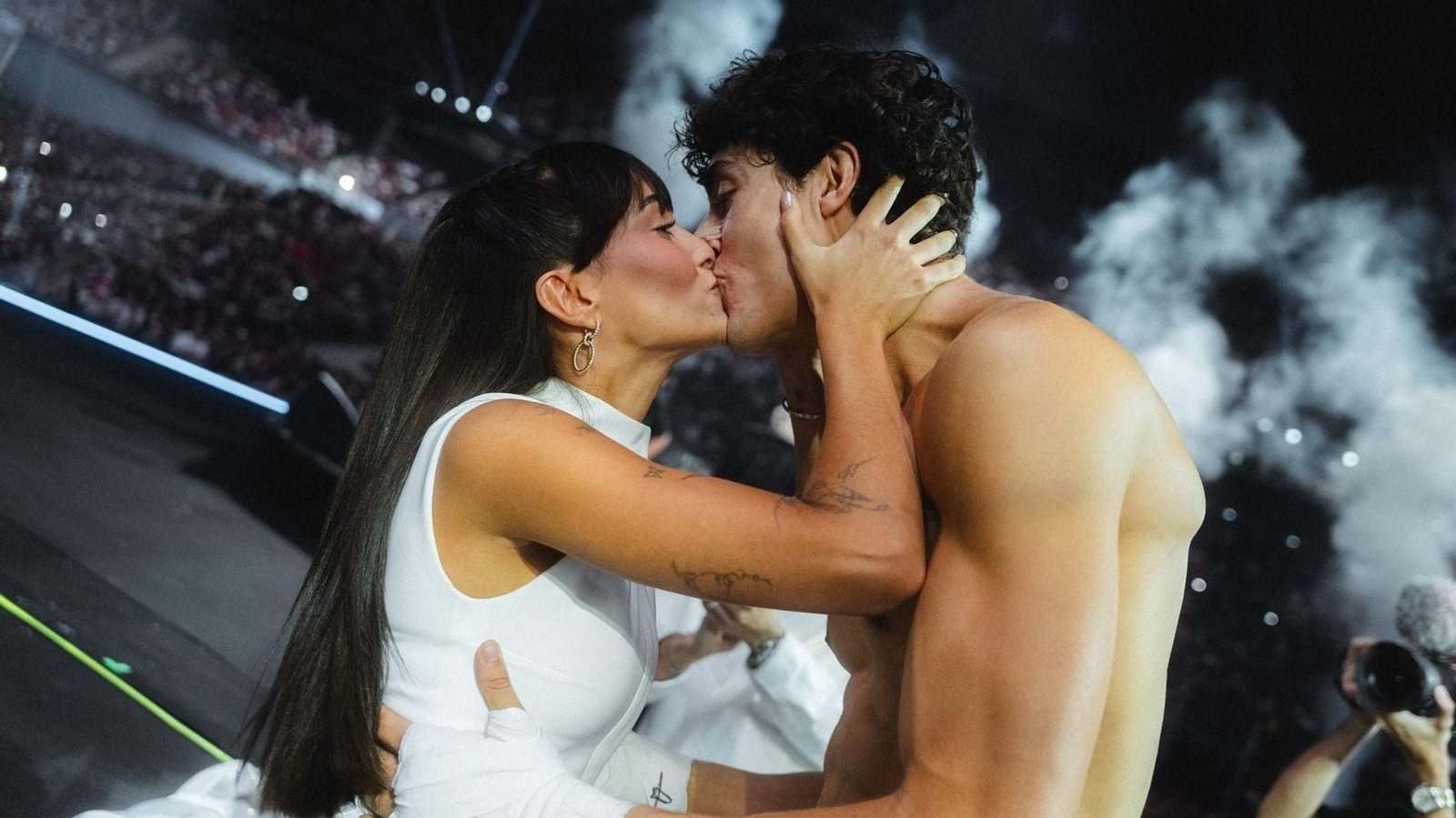 Aitana y Plex durante La Velada del Año 6, a 25 de julio de 2026, en Sevilla.