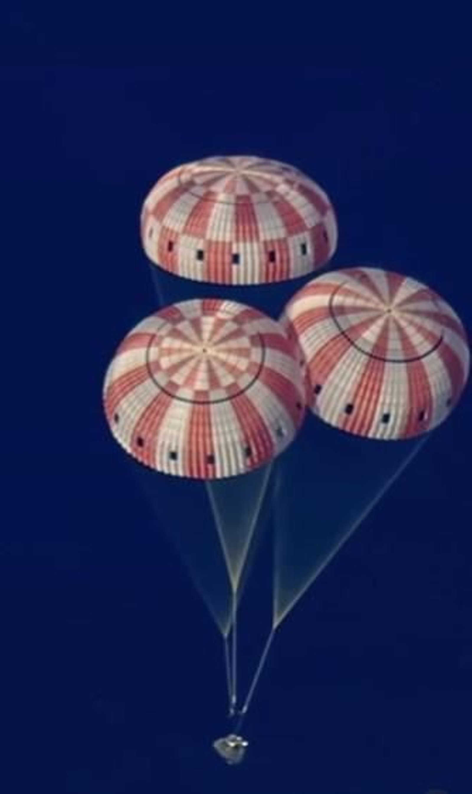 Orion se acerca al punto de amerizaje previsto en el Pacífico.