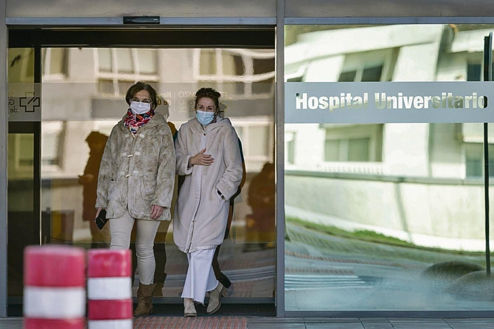 Dos mujeres abandonan el edificio de hospitalización del CHUO.