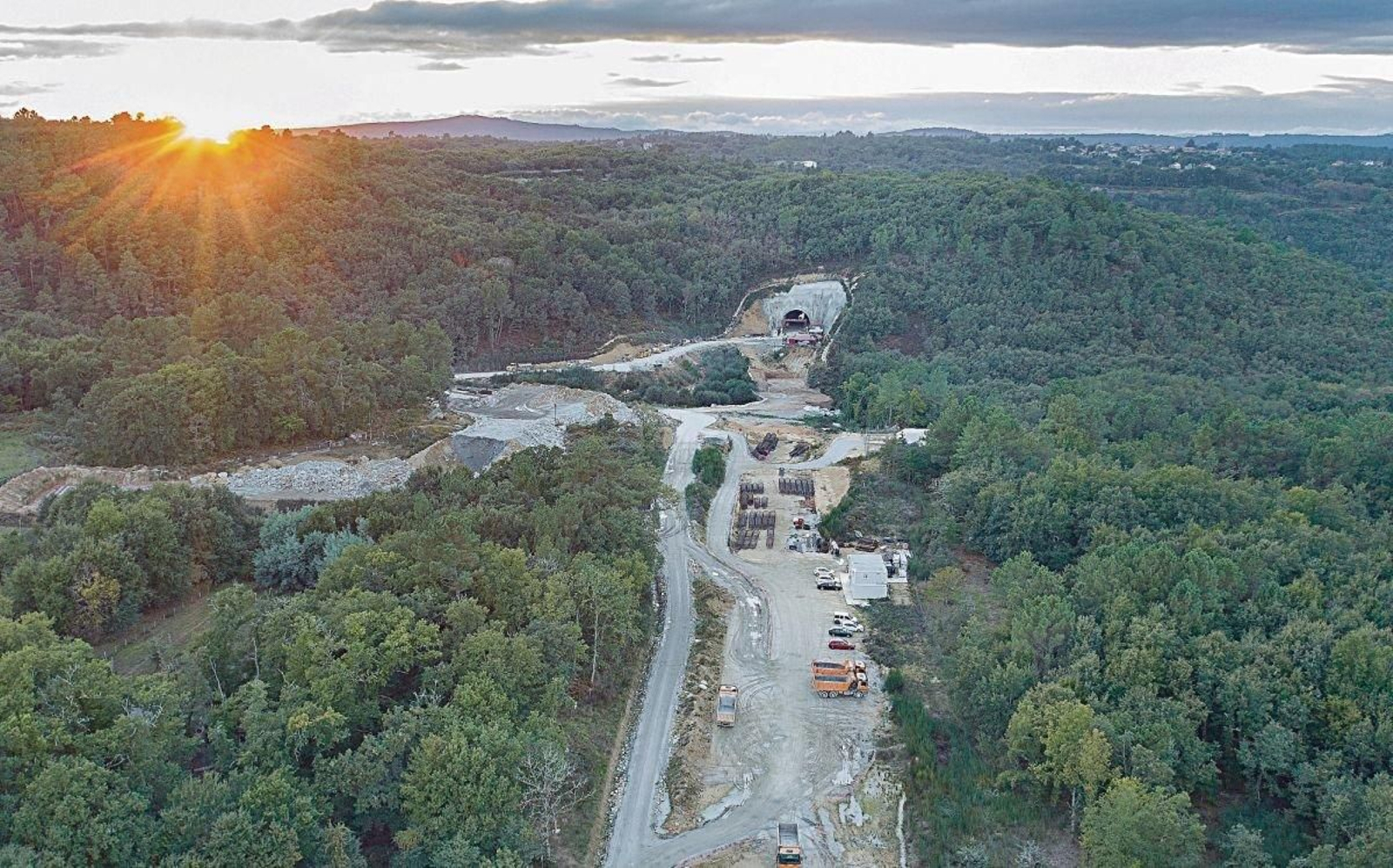 Una vez dejado atrás el viaducto, la variante llega a Santa Leocadia, cruza la carretera y se encara hacia la boca este del túnel de Rante, la estructura de ingeniería más compleja de los 7,8 kilómetros que se encuentran en obras en la actualidad.