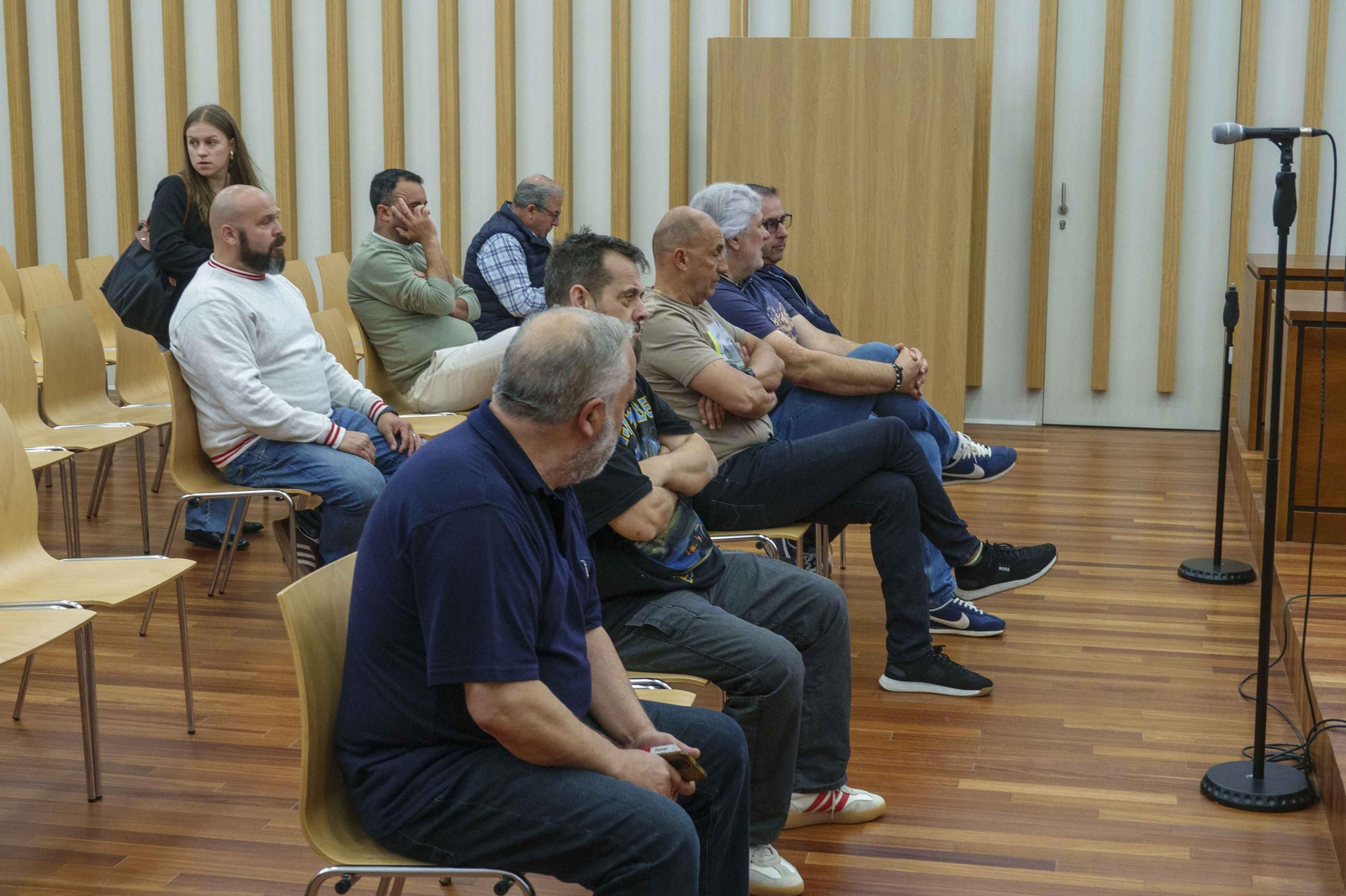 La mayor parte de los acusados (varios residen en Cataluña), ayer en el banquillo de la macrosala de la Cidade da Xustiza.