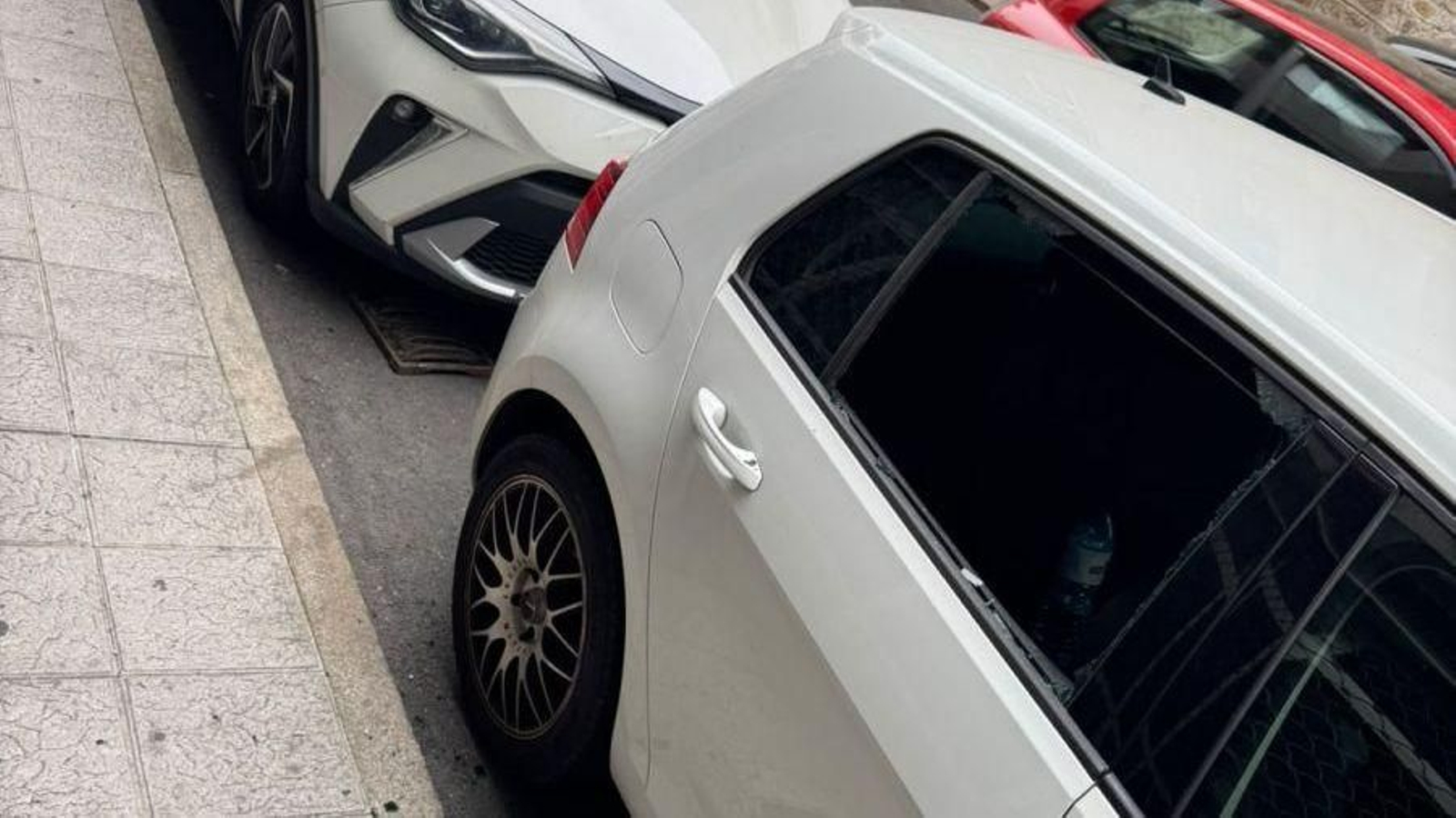 Un coche con la ventanilla rota por un robo esta semana