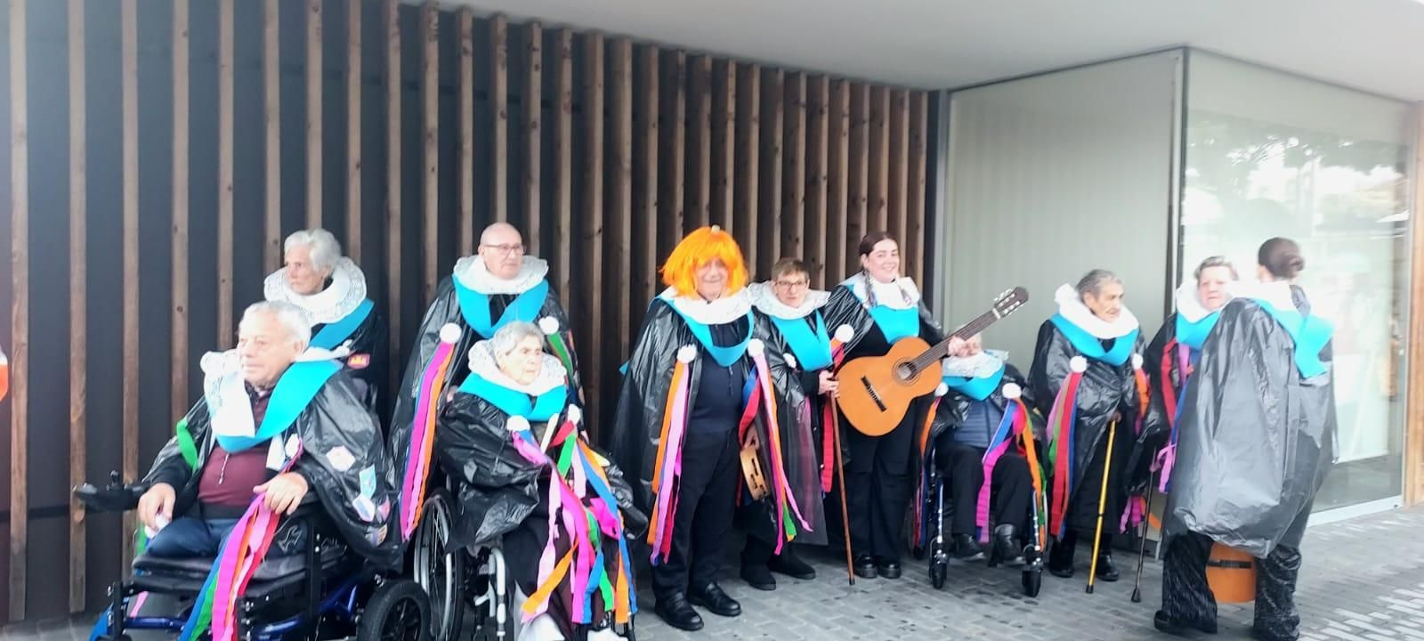 Galería | O gran desfile do Luns de Entroido en Vilardevós protagonizárono os maiores e os chocalleiros