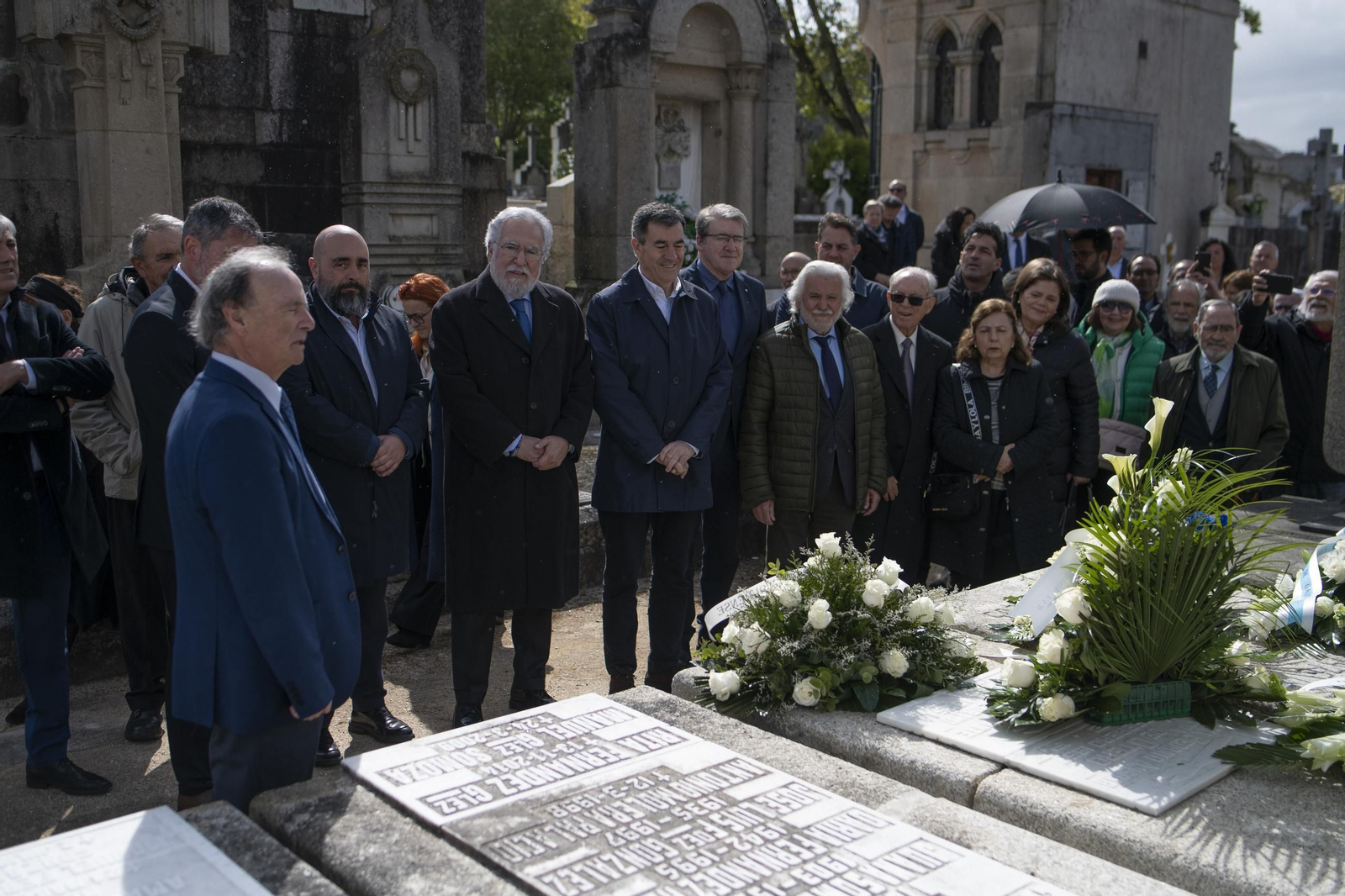 Las autoridades frente a la tumba de Don Ramón Otero Pedrayo en el Cementerio de San Francisco.