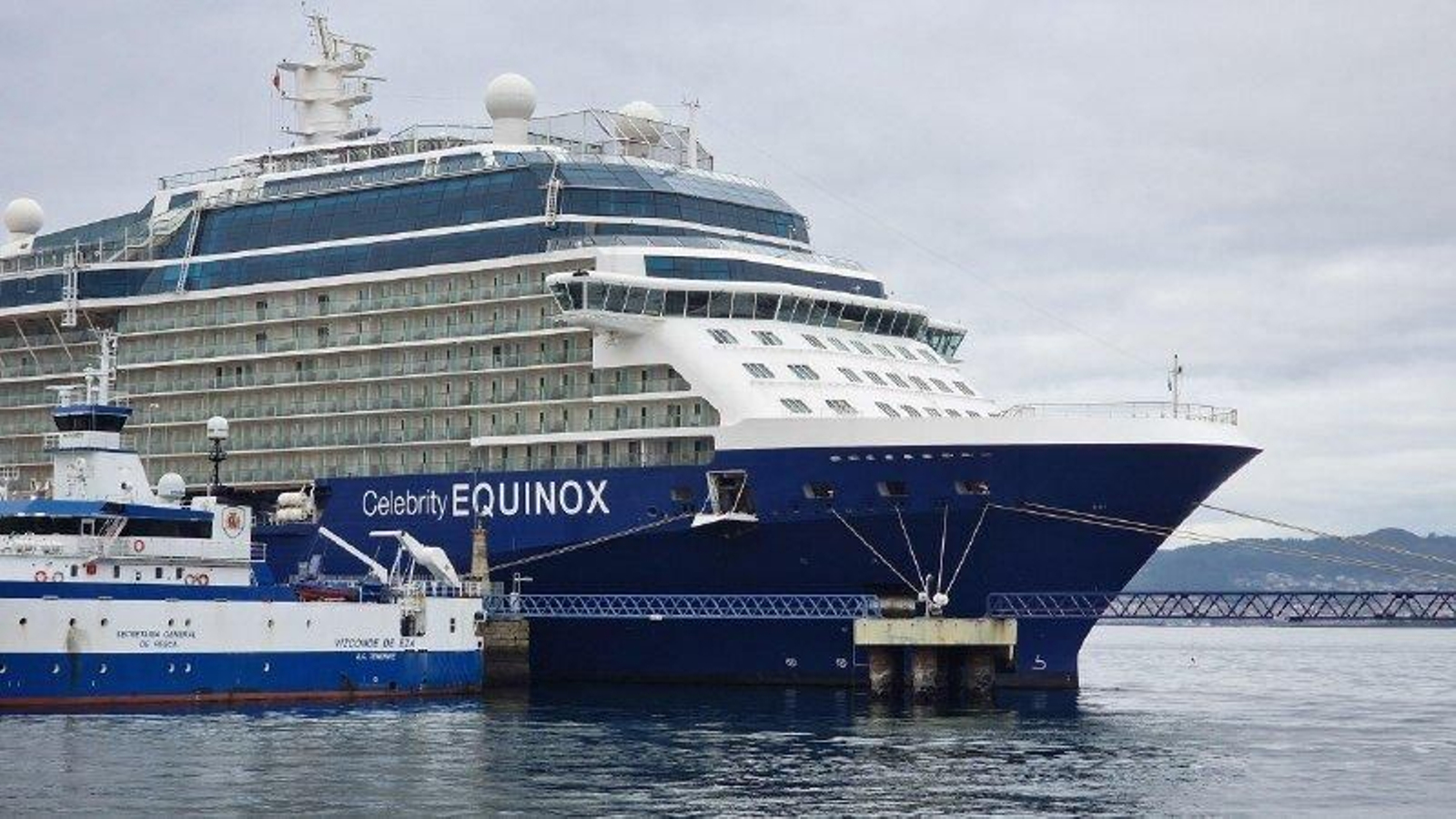 El “Celebrity Equinox”, de 315 metros, ayer atracado en el muelle de Trasatlánticos.